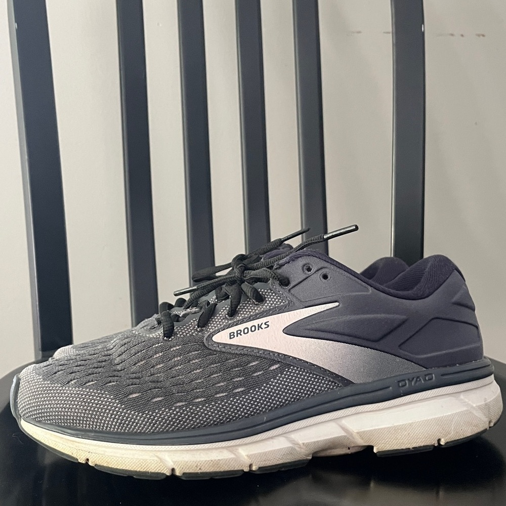 Brooks DYAD 11 Running Sneakers gray and soft pink sz 7 wide